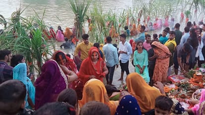 Arghya offered setting sun on Daala Chhath fasting women sang auspicious songs