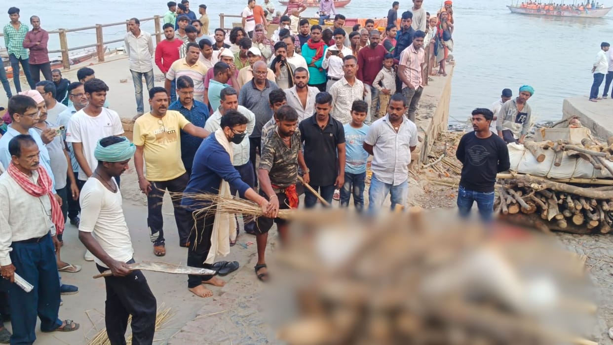 Mass murder Last rites five members performed police shouldered the coffin family members were present