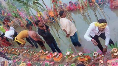 Arghya offered setting sun on Daala Chhath fasting women sang auspicious songs