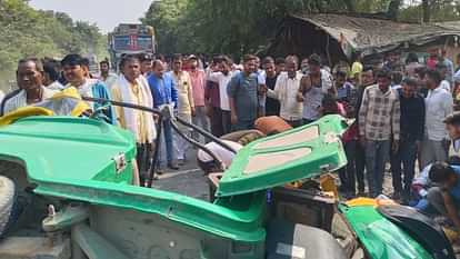 Hardoi Accident News Auto overturned in Hardoi 13 passengers in auto, more than its capacity