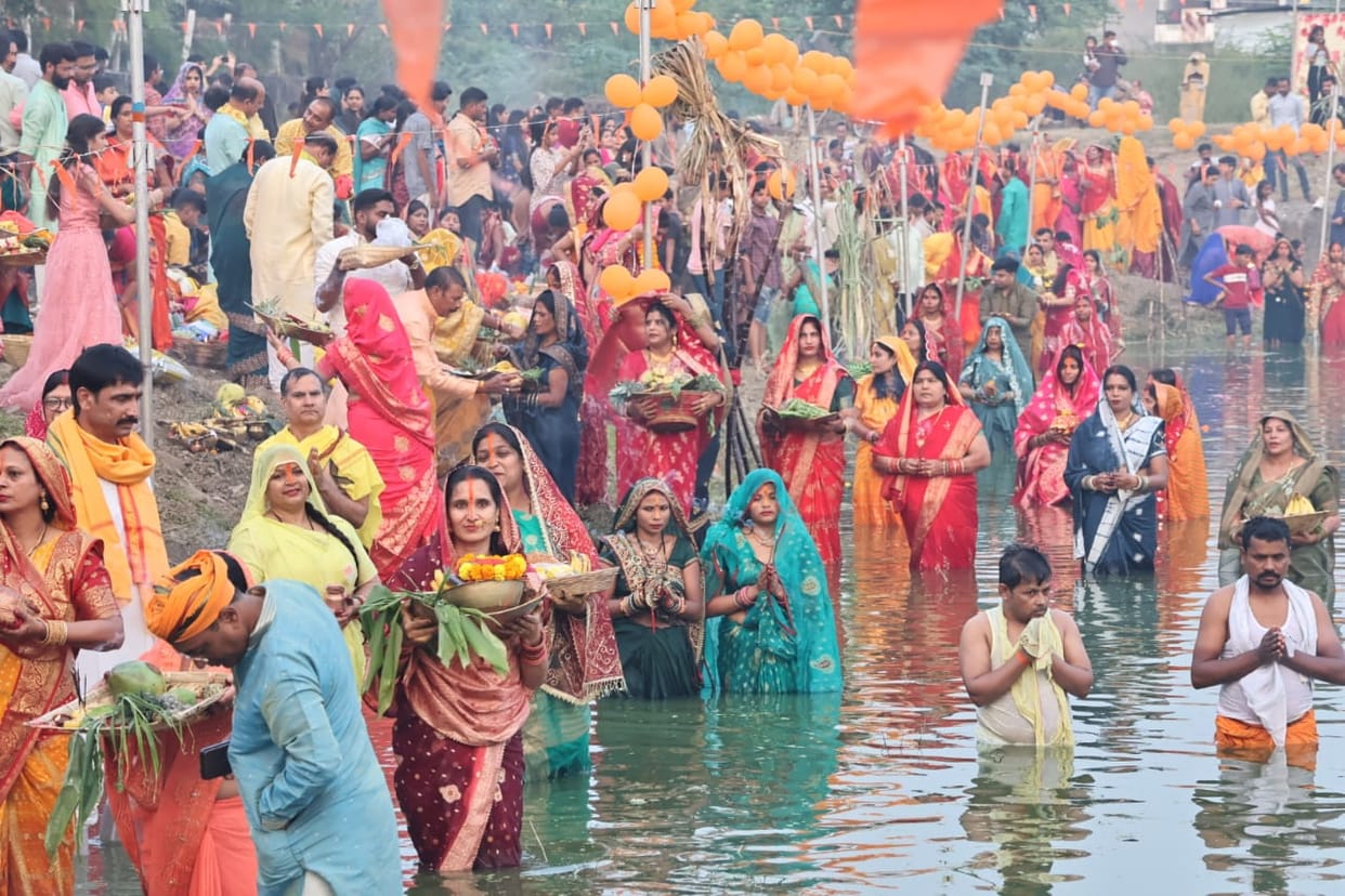 Indore: Chhath festival - Arghya offered to the setting sun in Indore, wished for the happiness of the family.