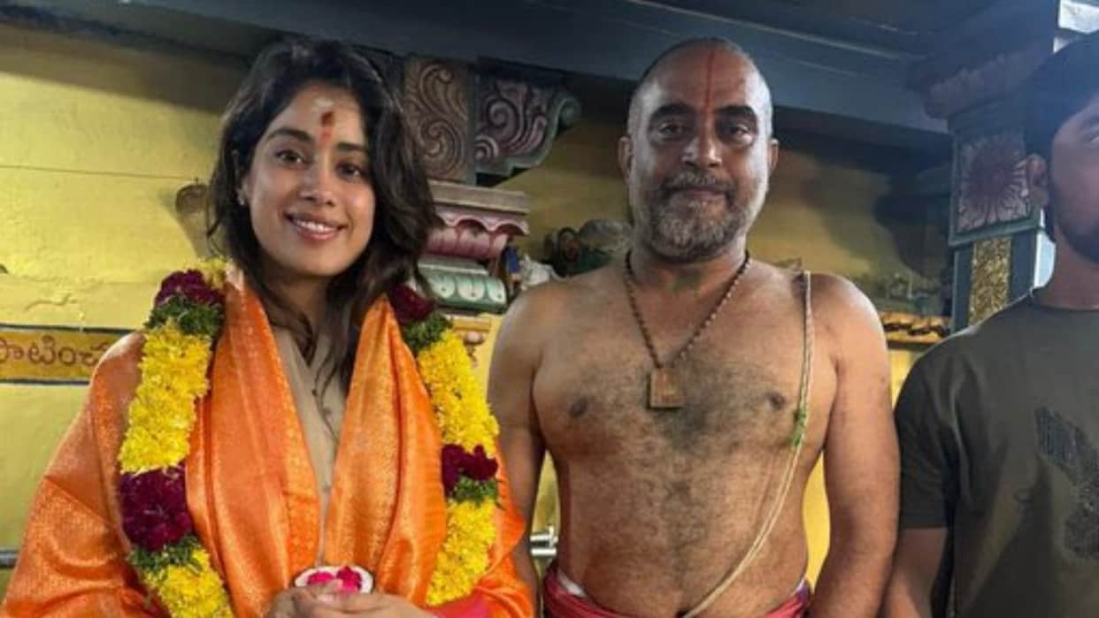 Bollywood Actress Janhvi Kapoor Performs Puja At Anjaneya Swamy Temple Hyderabad