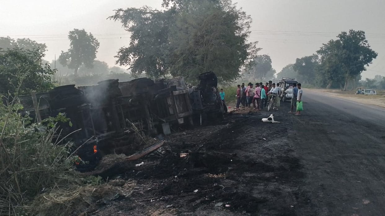 Fatehpur Road Accident Two dumpers collided head on and huge fire broke out driver and cleaner burnt alive