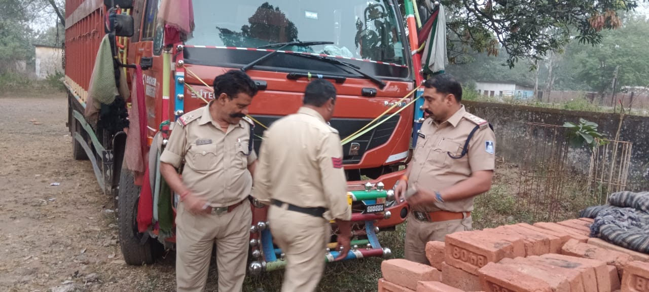 पुलिस ने जब्त किया ट्रक।