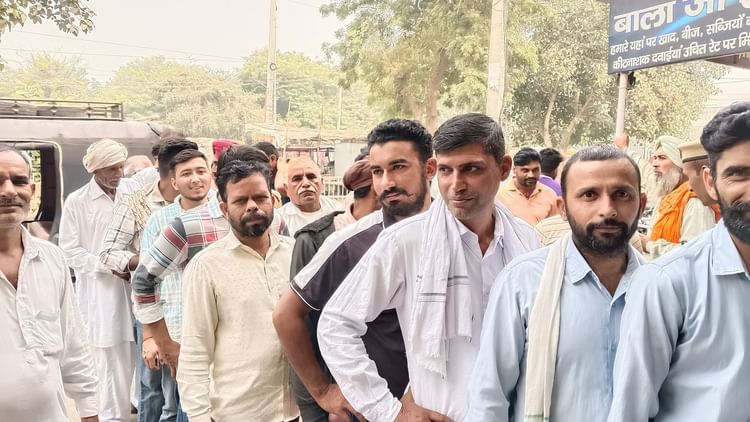 Fatehabad: इफको केंद्र पर खाद आने की सूचना पाकर पहुंचे 300 से ज्यादा किसान, पुलिस की मौजूदगी में मिले टोकन