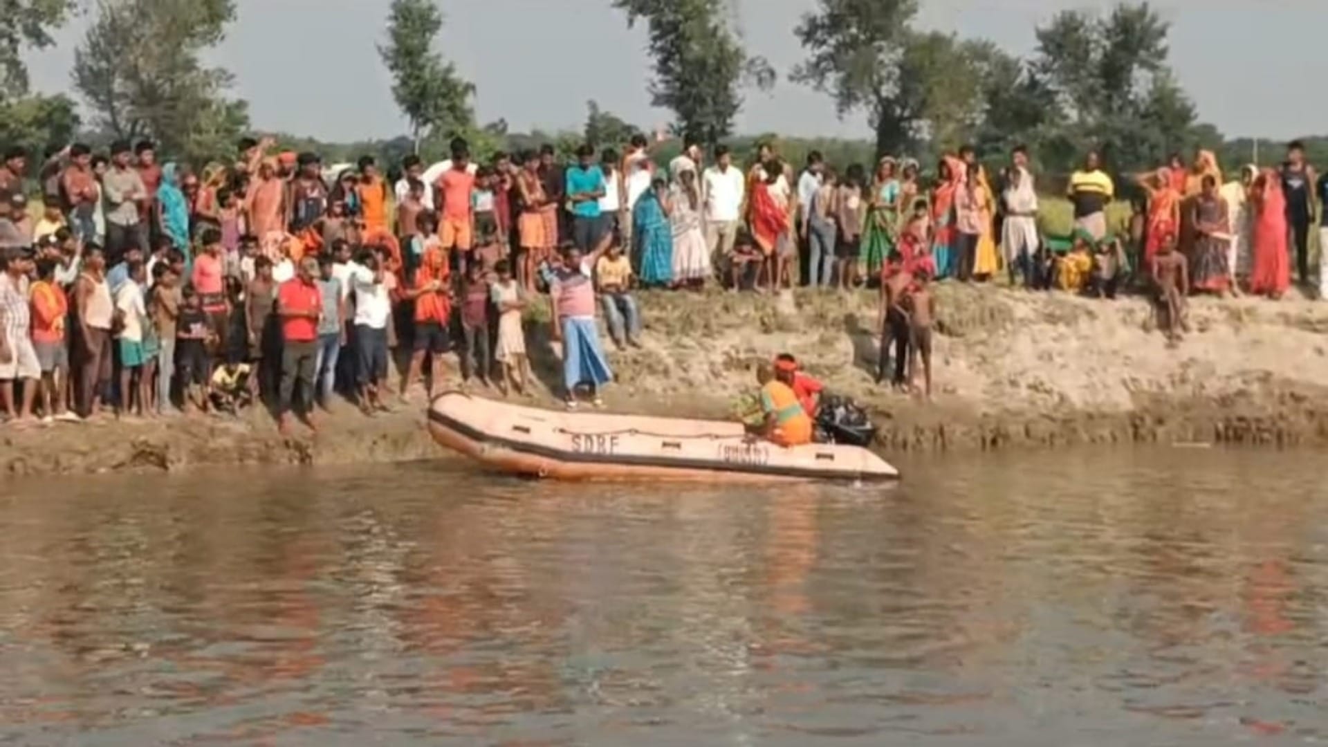 मृतक की खोजबीन करती एसडीआरएफ की टीम