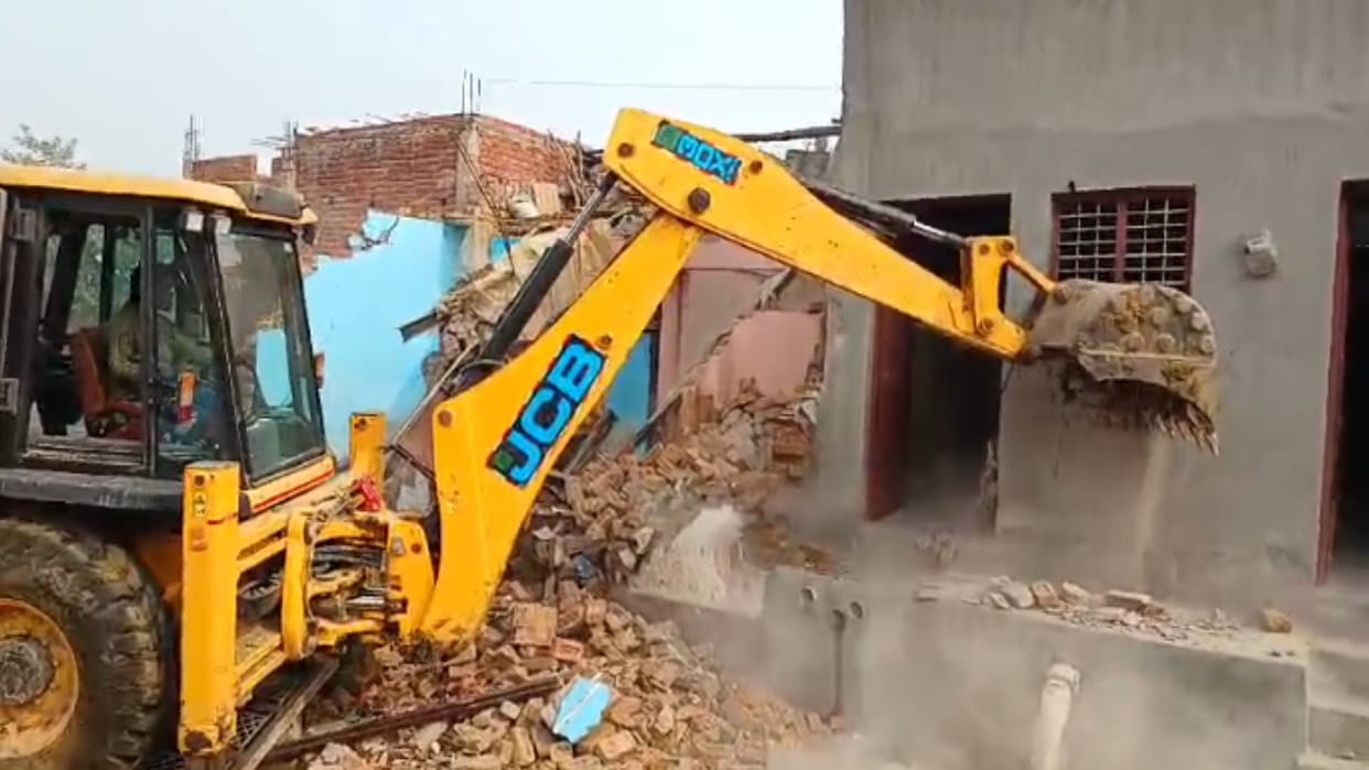 Baghpat: Five houses were built by illegal occupation, revenue team demolished them with bulldozer