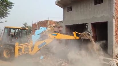 Baghpat: Five houses were built by illegal occupation, revenue team demolished them with bulldozer