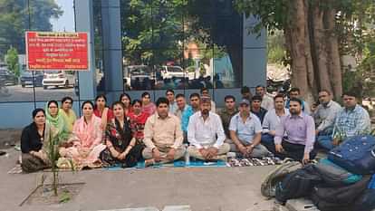 Candidates sat on dharna in Directorate of Secondary Education for recruitment to vacant seats in Lt grade