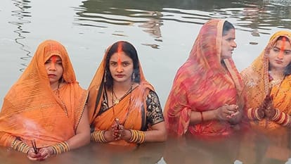 Arghya offered setting sun on Daala Chhath fasting women sang auspicious songs