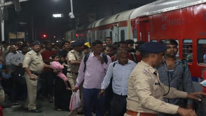 Crowd in trains is not decreasing, more fighting in long distance trains