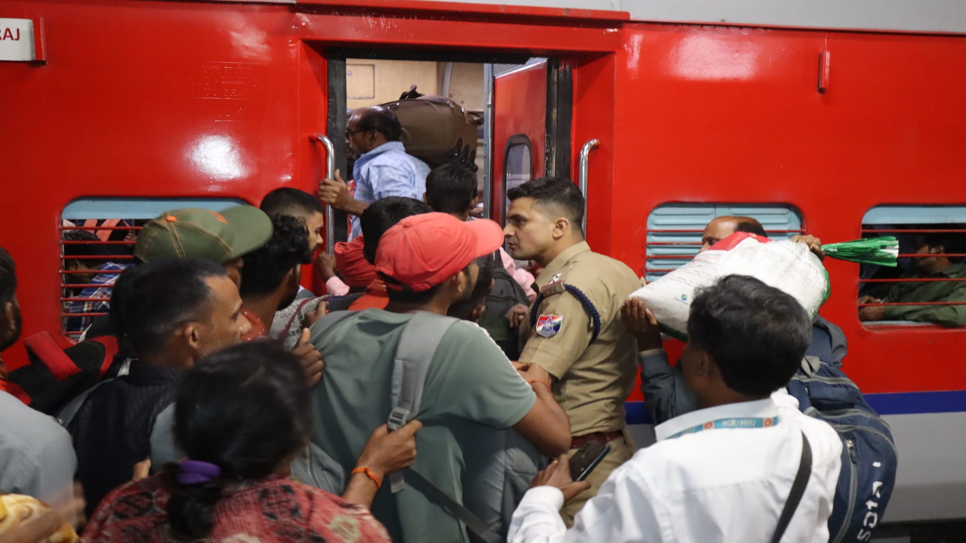 प्रयागराज जंक्शन पर ट्रेनों में उमड़ी भीड़। सांकेतिक