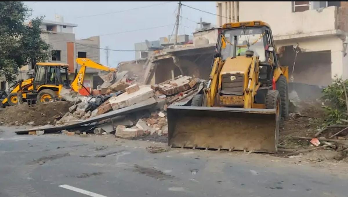 Ratlam: Illegal construction of 33 houses in Paravaliya removed on notice of MPRDC