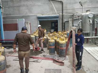 Dehradun News fire broke out due to sudden leakage in LPG cylinder Pharmaceutical and Research Centre