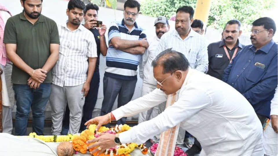 सीएम विष्णुदेव साय ने दी विनम्र श्रद्धांजलि