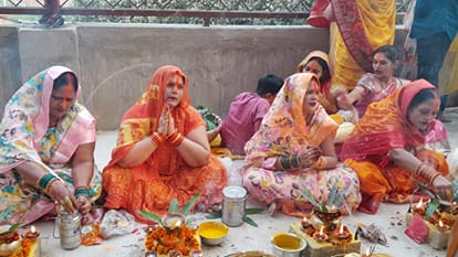 Arghya offered setting sun on Daala Chhath fasting women sang auspicious songs