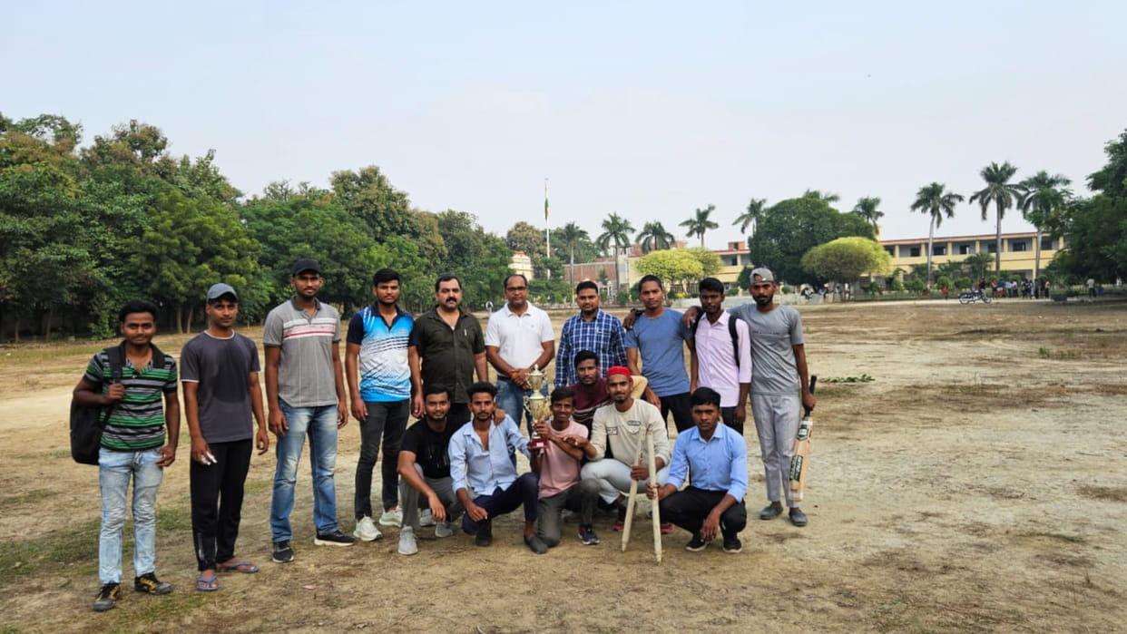 Graduate Arts Faculty became champion in super over in cricket match in Sant Kabir Nagar