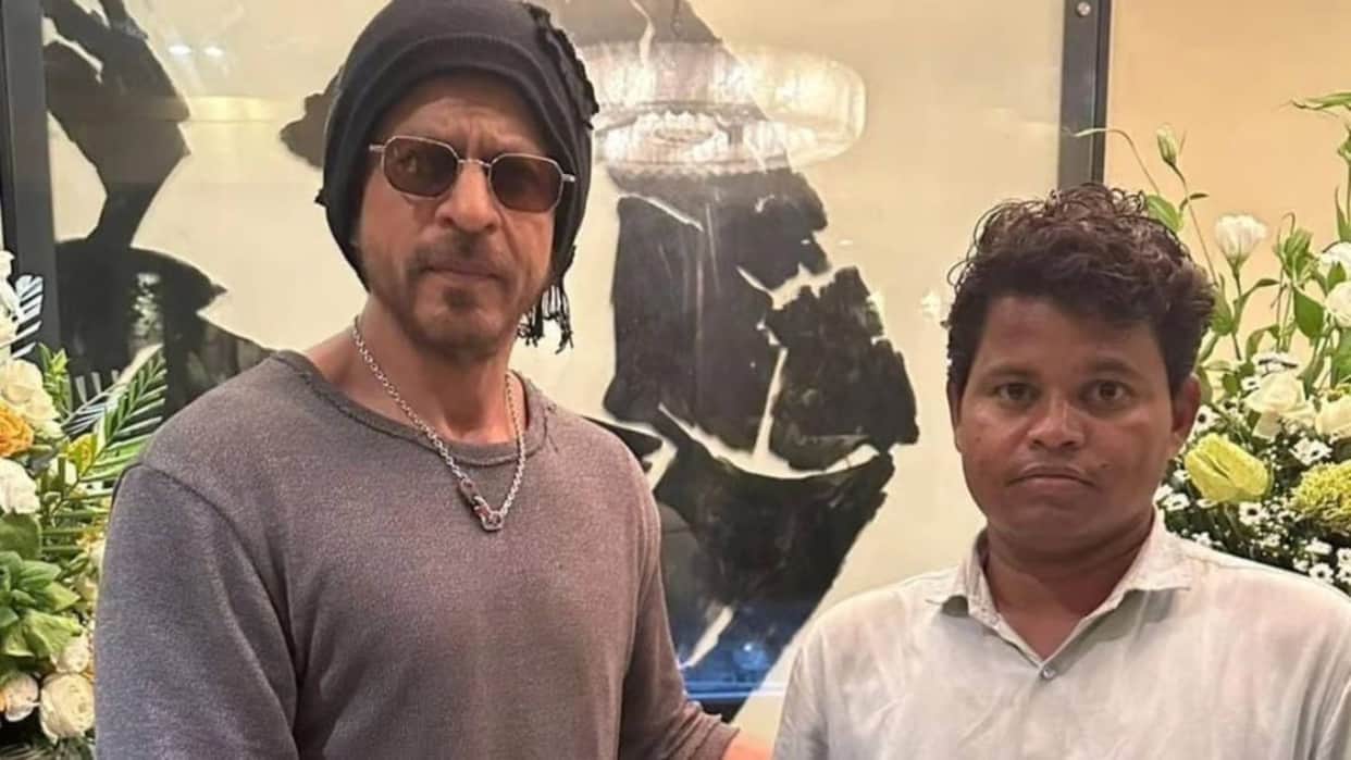 Shah Rukh Khan fulfilled the dream of his fan on his 59th birthday by meeting him Gives Rs 10 Thousand Cash