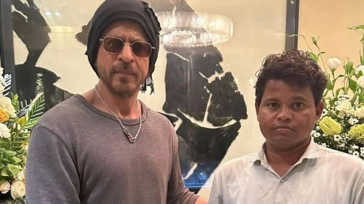 Shah Rukh Khan fulfilled the dream of his fan on his 59th birthday by meeting him Gives Rs 10 Thousand Cash