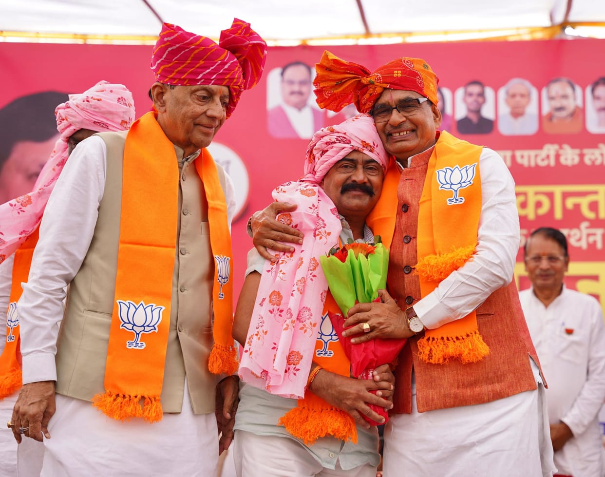 MP News: Former minister Deepak Joshi returned to BJP, Shivraj Singh welcomed him with a hug