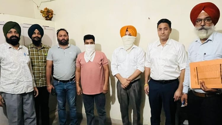 Tarn Taran Dc Pa Arrested For Taking Rs 20 Thousand Bribe – Amar Ujala Hindi News Live