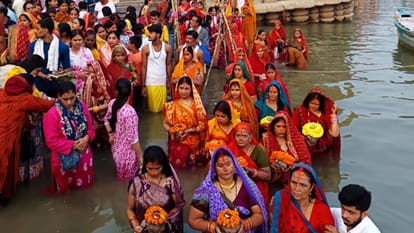 Arghya offered setting sun on Daala Chhath fasting women sang auspicious songs