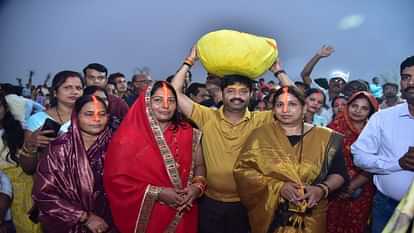 Chhath Puja 2024: Women stood in water and offered Arghya to the setting sun