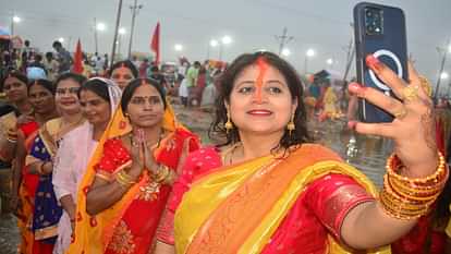 Chhath Puja 2024: Women stood in water and offered Arghya to the setting sun