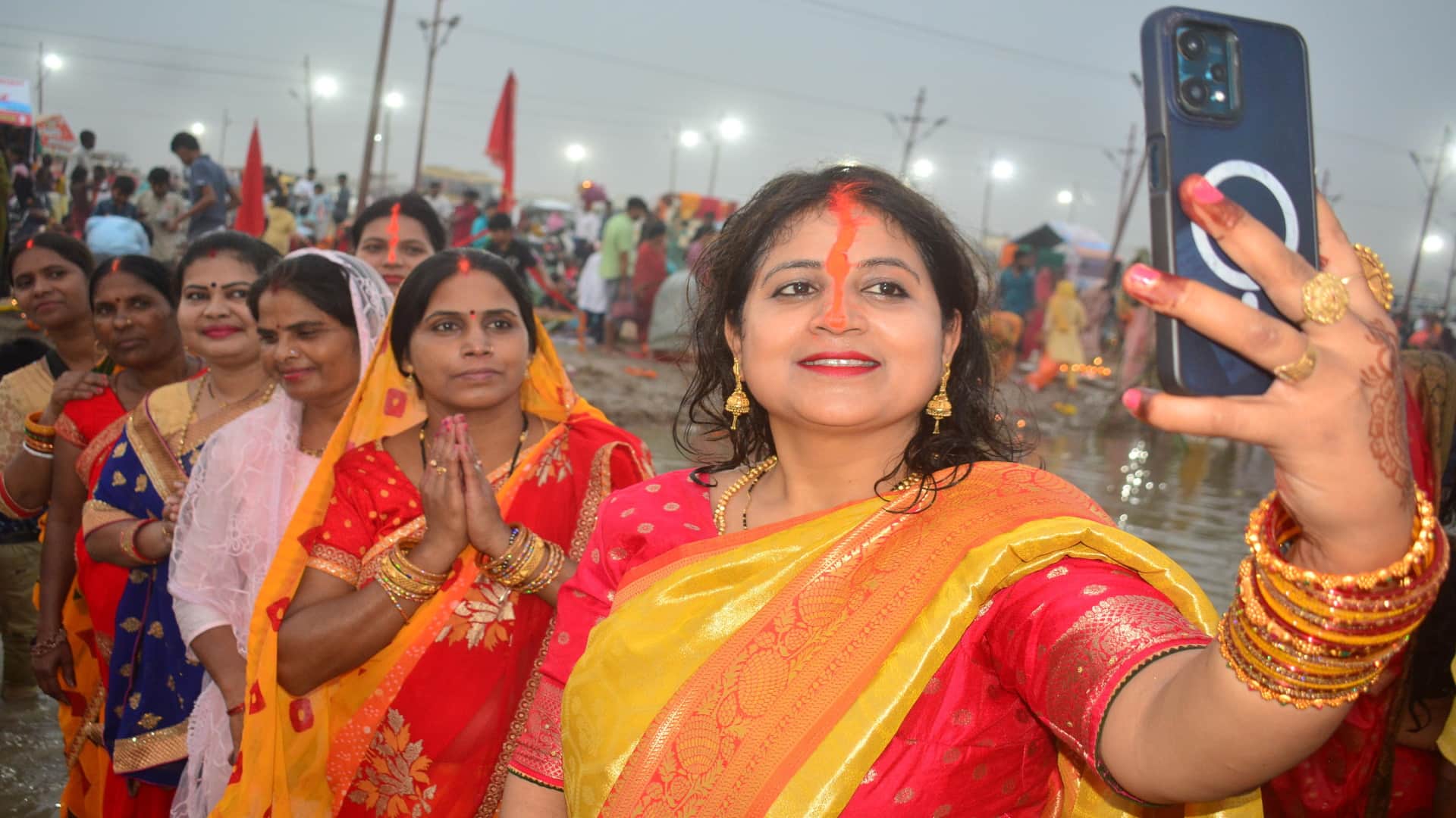 Chhath Puja 2024: Women stood in water and offered Arghya to the setting sun