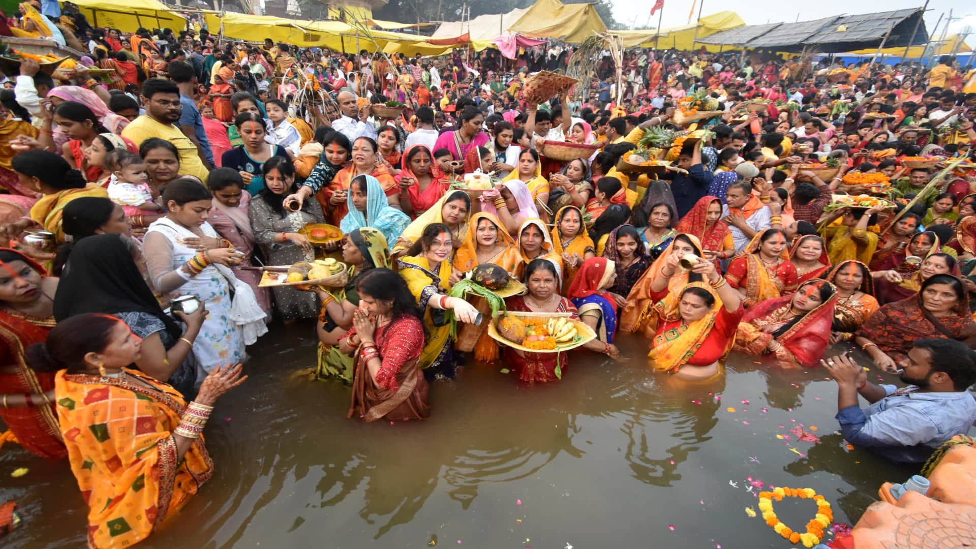 Chhath Puja 2024: Women stood in water and offered Arghya to the setting sun
