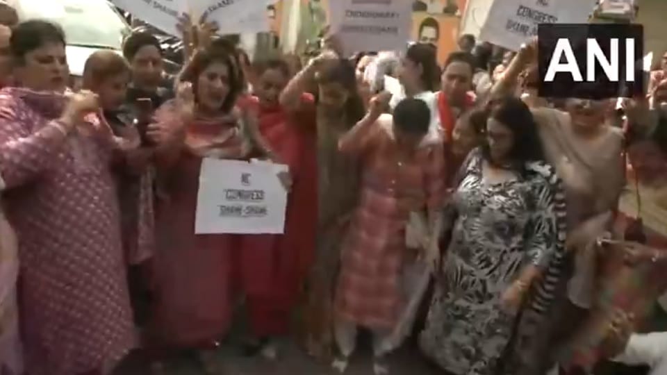 BJP Mahila Morcha holds a protest against the resolution of restoring Article 370 in J&K
