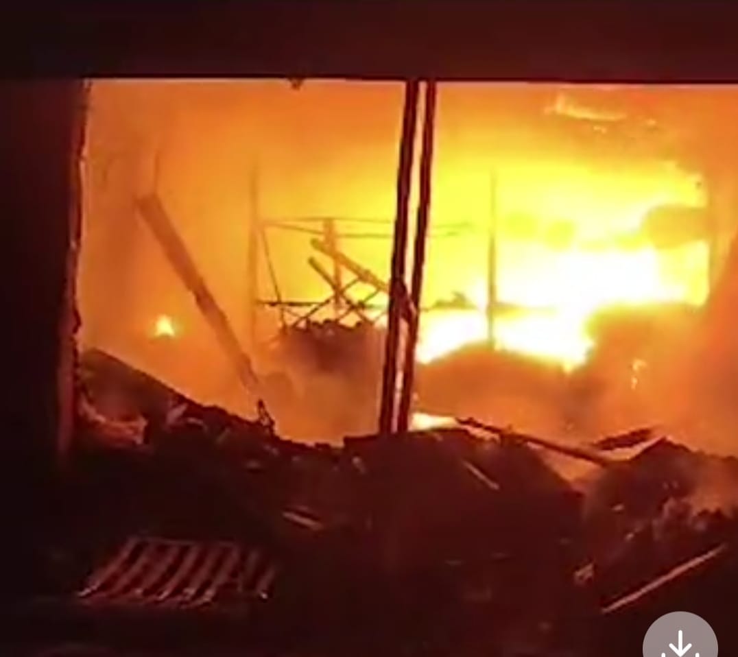 Bhopal News: Fire in a clothes shop in Bairagarh, flames reached the flat on the first floor of the building.