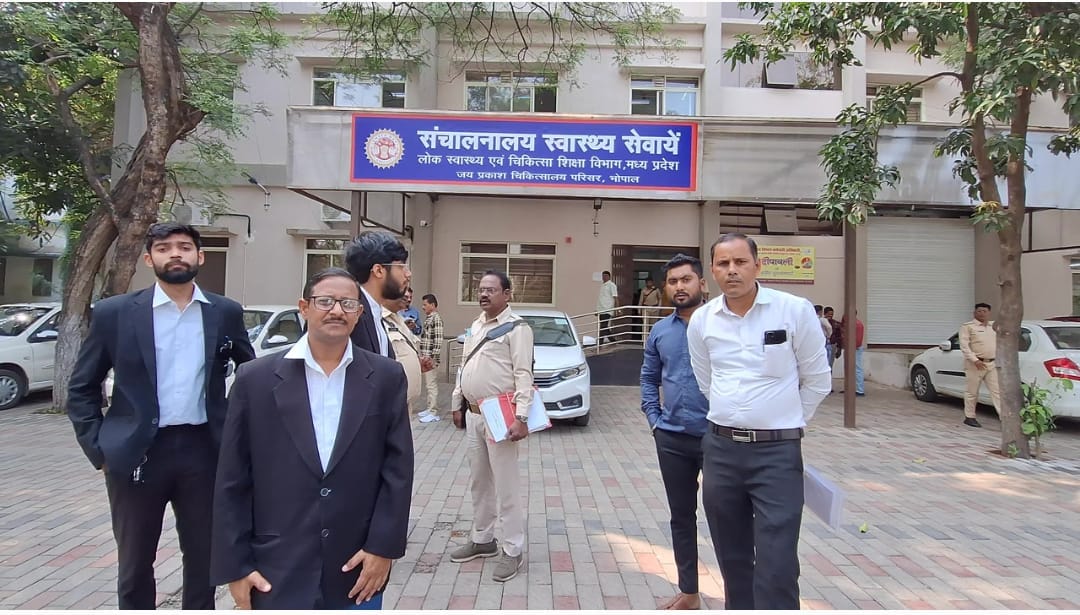 Bhopal: High Court lawyers who came to seize health operations were chased away by a woman officer, 11 year ol