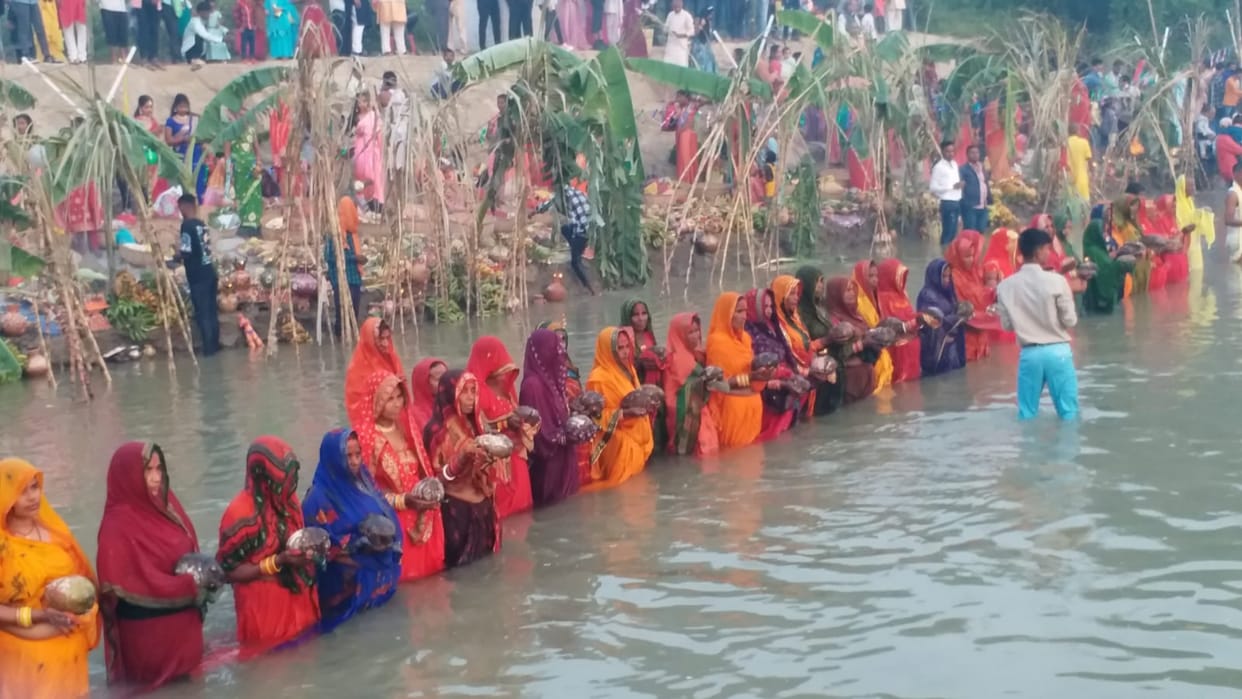 Chhath Puja Nirjala fast of devotees ended in Madhubani Arghya was offered to rising sun security arrangements