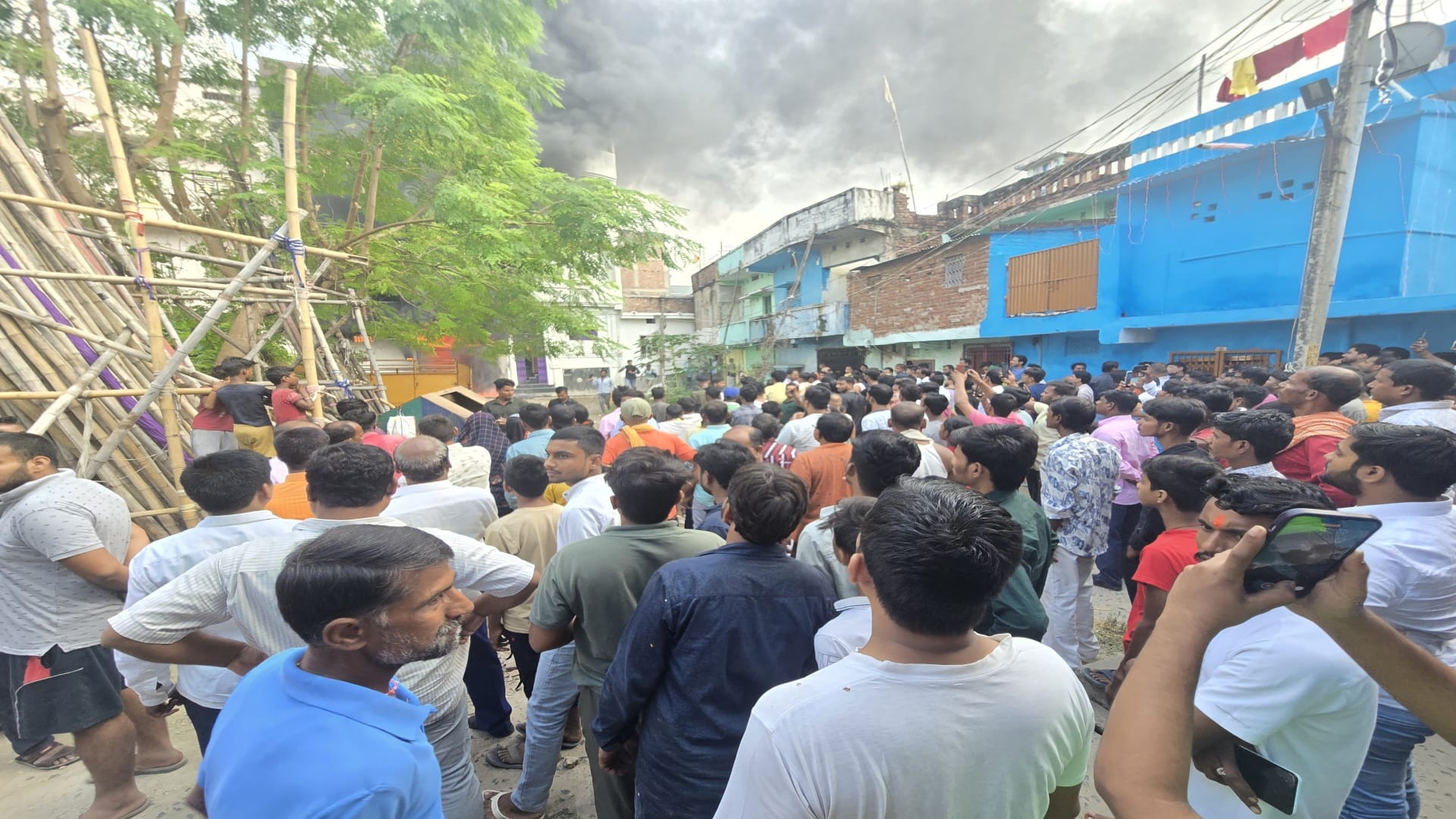 घटना स्थल पर मौजूद लोग