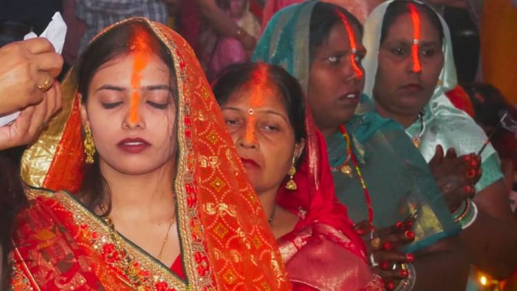 तस्वीरों में काशी की छठ पूजा: लाखों श्रद्धालुओं ने उदीयमान सूर्य को दिया अर्घ्य, देखें- घाटों पर छठ की छटा