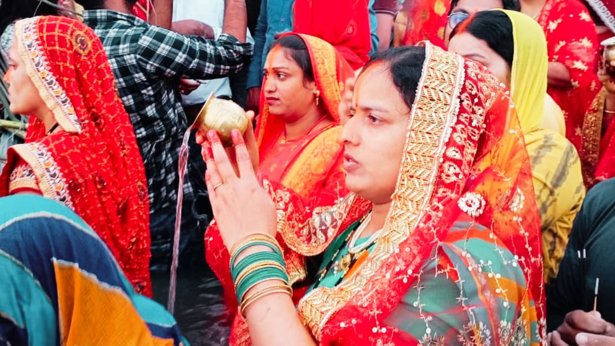 Chhath Puja in Mirzapur women devotees performed puja on banks of Ganga ghats and ponds