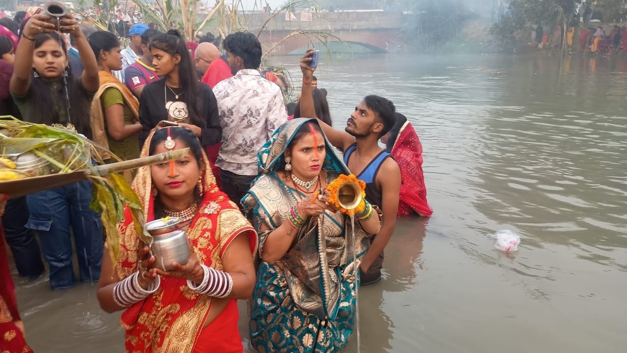 Chhath Puja concluded by offering Arghya to rising sun in Sonipat