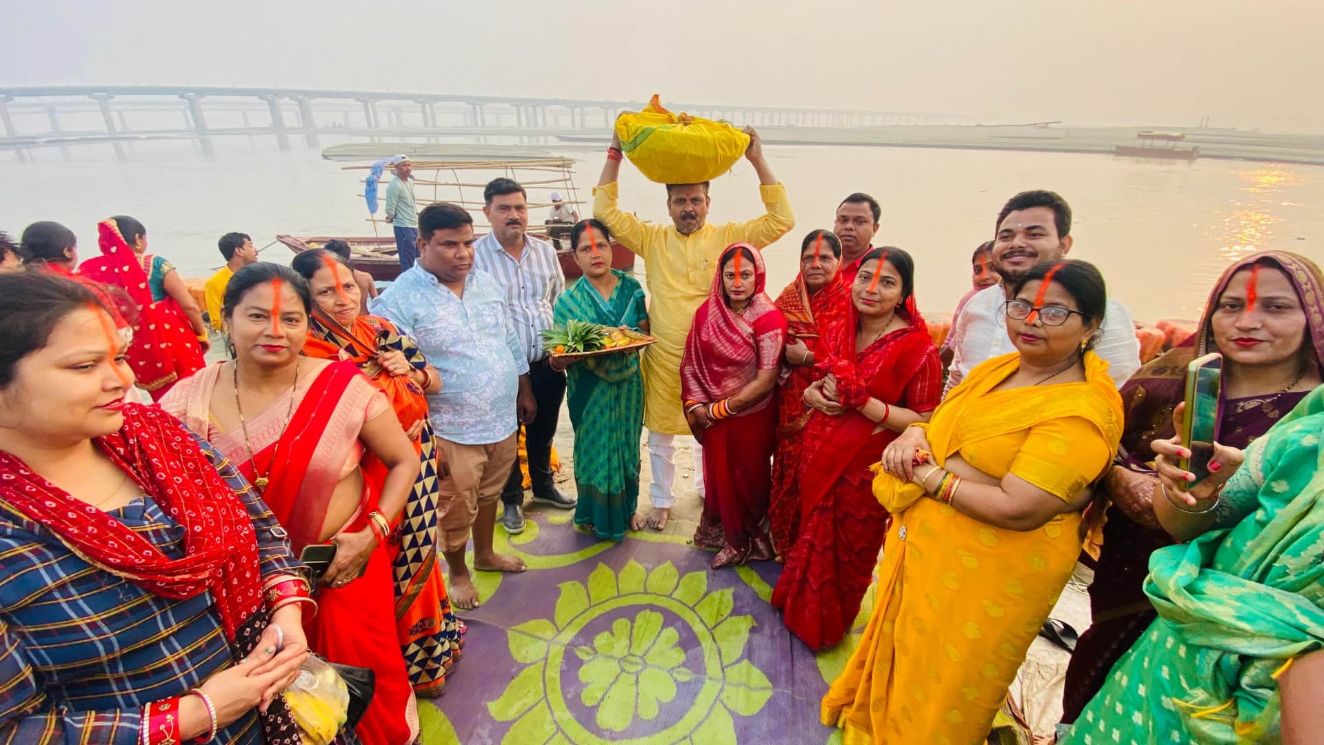 Women completed their fast by offering Arghya to the rising sun, crowd gathered at the ghats of Ganga-Yamuna