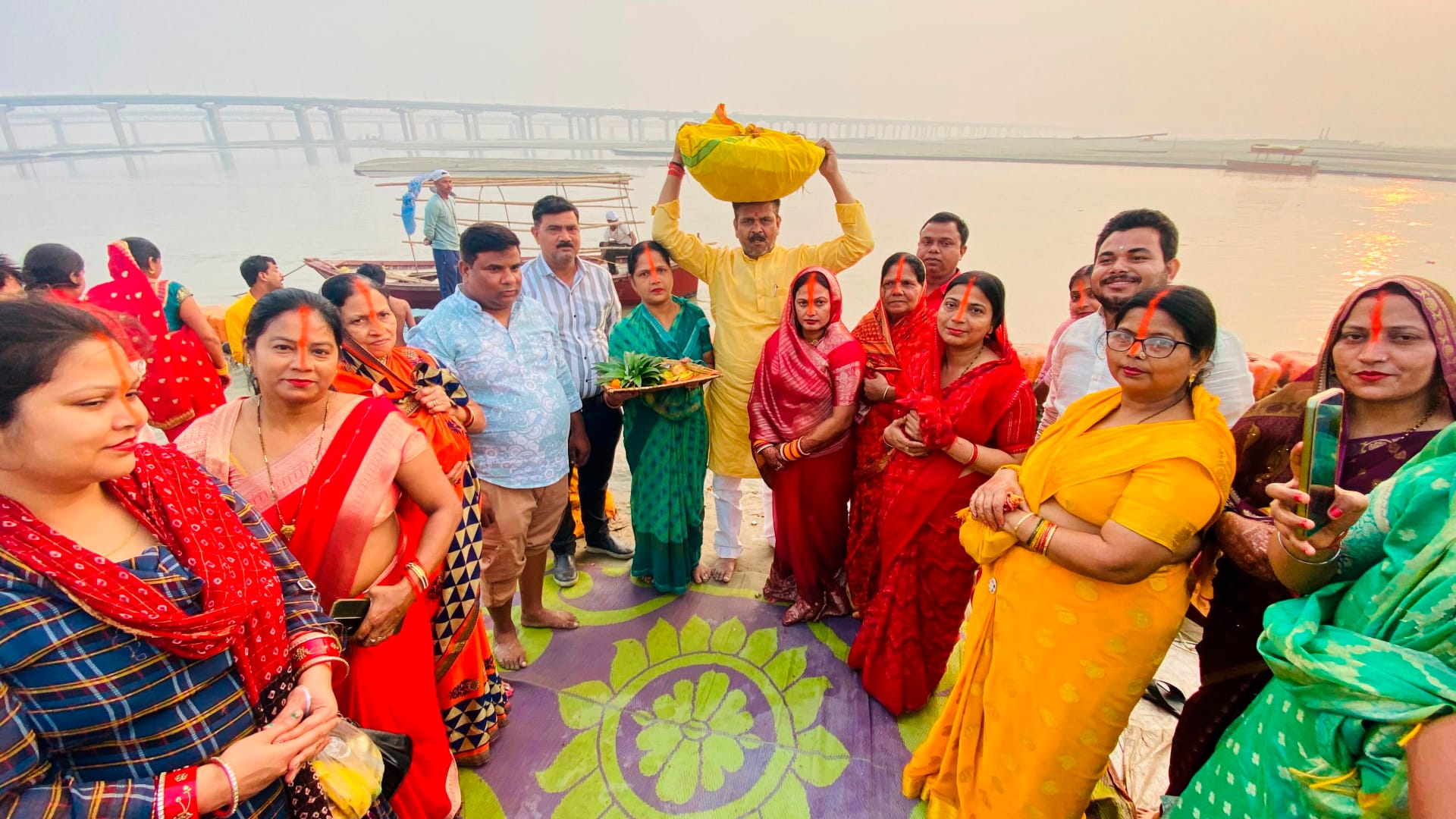 Women completed their fast by offering Arghya to the rising sun, crowd gathered at the ghats of Ganga-Yamuna