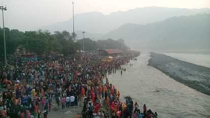 Chhath Mahaparv 2024 Huge Crowd gathered at Ganga ghats in Uttarakhand for Sunrise Puja Photos