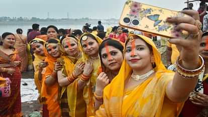 Chhath Puja 2024: Women stood in water and offered Arghya to the setting sun