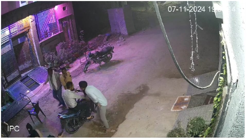 Gwalior Crime News: young man standing outside house shot the Murder incident captured in CCTV