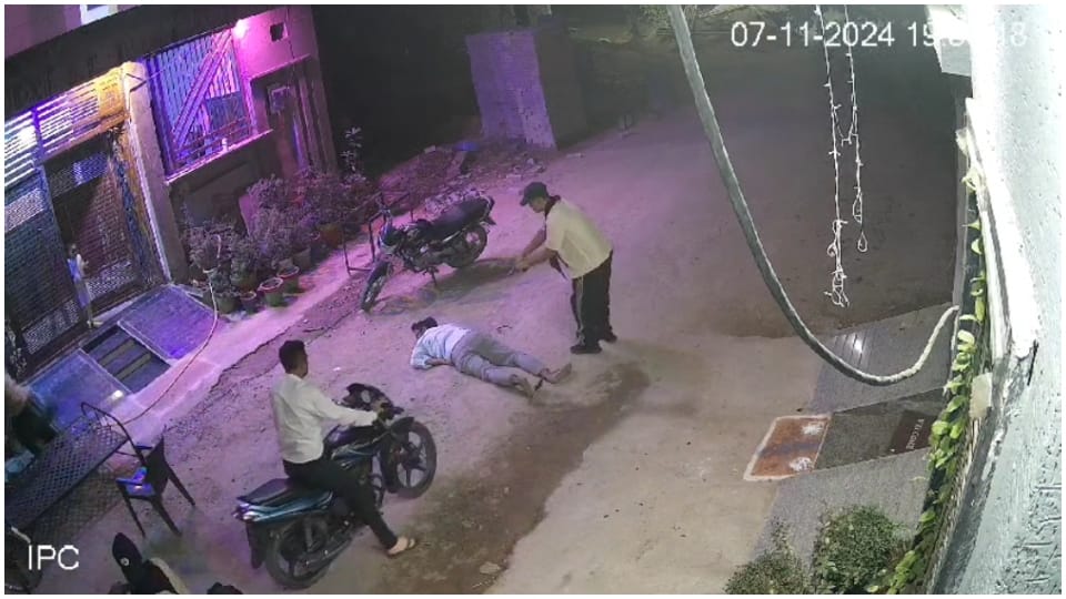 Gwalior Crime News: young man standing outside house shot the Murder incident captured in CCTV