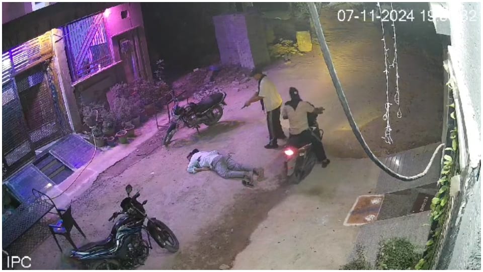 Gwalior Crime News: young man standing outside house shot the Murder incident captured in CCTV