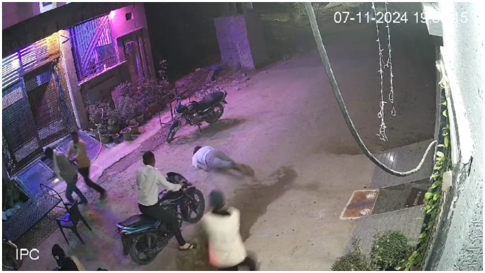 Gwalior Crime News: young man standing outside house shot the Murder incident captured in CCTV