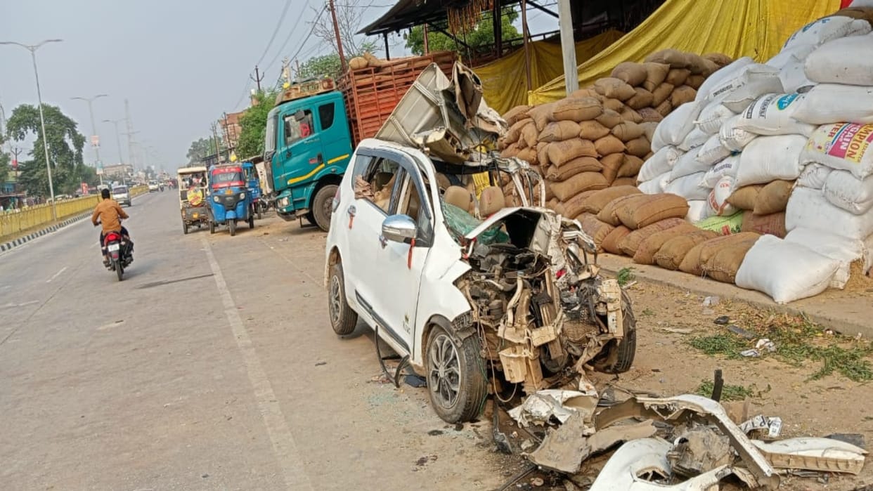 Prayagraj Accident: Couple injured in road accident lost their lives,