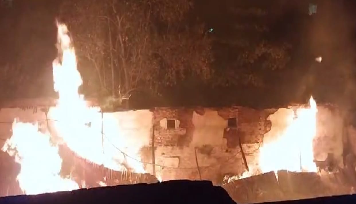 A huge fire broke out Kiraya Bhandar in Raipur, 15 fire engines engaged in extinguishing the fire