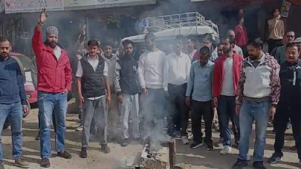 Congress protest over the plight of the highway in Ancholi pithoragarh
