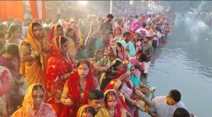 Chhath Puja 2024  Mahaparva concluded by offering Arghya to the rising sun crowd of devotees gathered at ghats